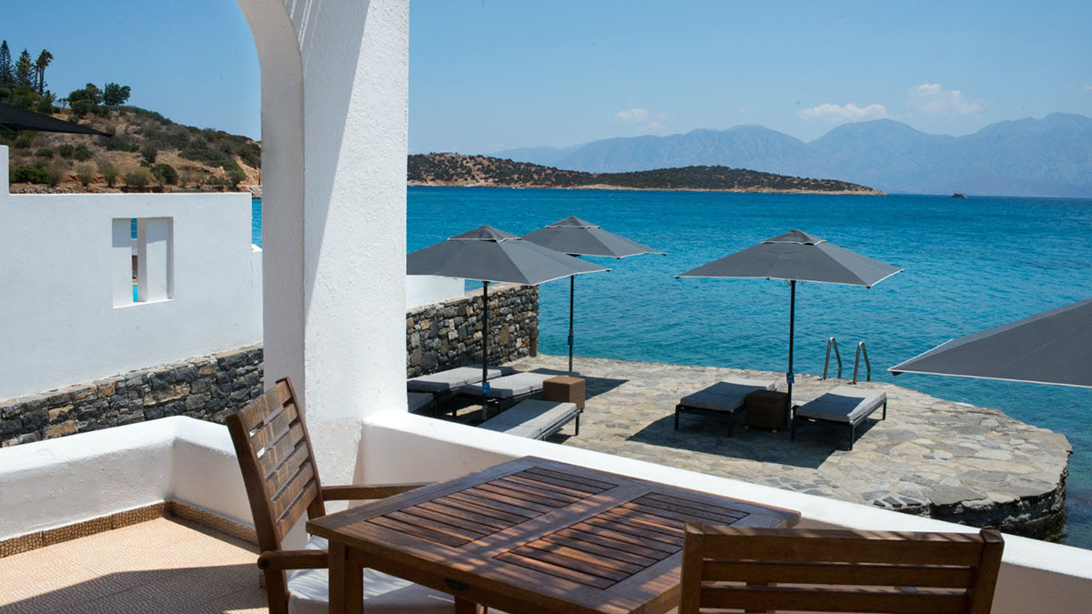 Superior Bungalow Waterfront with Reserved Sundeck